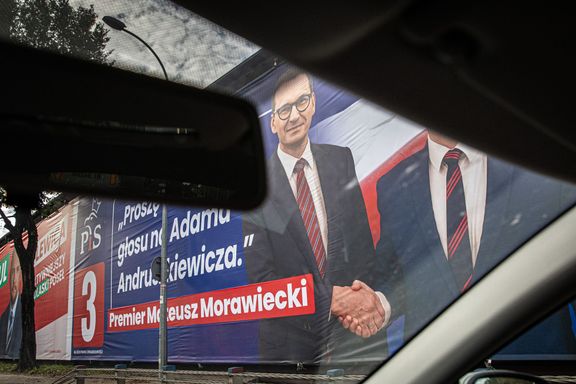 Předvolební billboard strany Právo a spravedlnost (PiS) a na něm Mateusz Morawiecki.