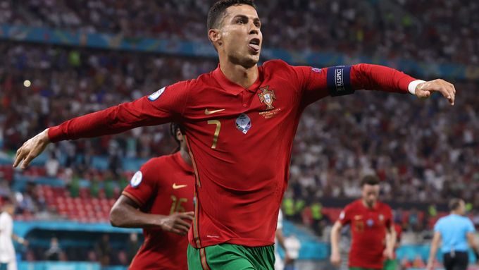 Cristiano Ronaldo slaví branku v zápase s Francií