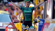 Francouzský hrdina Thomas Voeckler projíždí cílem královské pyrenejské etapy coby vítěz.