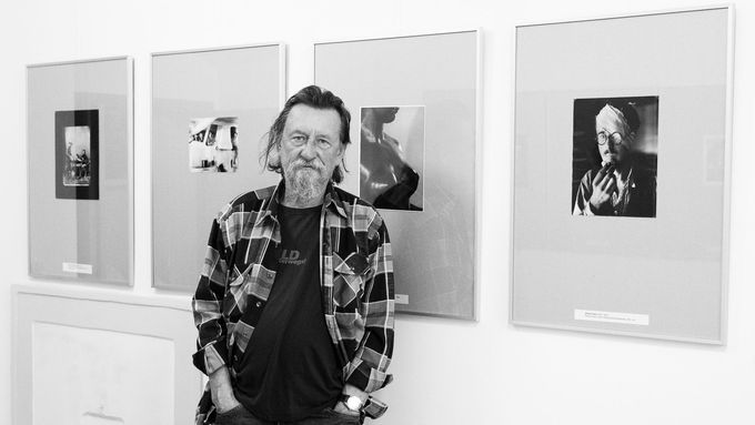 Jiří Hanke od roku 1977 vedl Malou galerii Spořitelny v Kladně. Nyní jedna z prestižních fotografických galerií pokračuje na jiném místě pod názvem Kabinet fotografie.