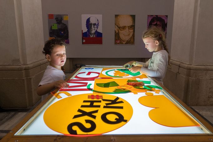 Snímek z výstav připomínajících 100. výročí narození grafického designéra Jana Rajlicha.