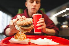 Deprese u teenagerů může souviset s nezdravým jídlem, zjistili vědci