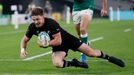 Čtvrtfinále MS v ragby 2019: Nový Zéland - Irsko: Beauden Barrett pokládá třetí pětku Nového Zélandu.