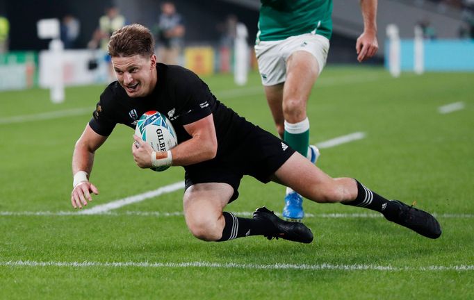 Čtvrtfinále MS v ragby 2019: Nový Zéland - Irsko: Beauden Barrett pokládá třetí pětku Nového Zélandu.