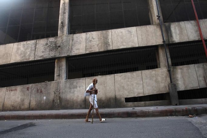 Mahesh Chaturvedi, 63, who dresses up like Mahatma Gandhi, walks on the streets of New Delhi September 28, 2012. Chaturvedi says that the soul of Gandhi resides in him and he has been sent to continue the work of Father of the Nation. After his self proclaimed transformation in 2002 as Gandhi, Chaturvedi has been travelling extensively and plays up to his startling resemblance to Gandhi at protests and demonstrations. Picture taken September 28, 2012. REUTERS/Mansi Thapliyal (INDIA - Tags: SOCIETY) Published: Lis. 26, 2012, 3:54 dop.