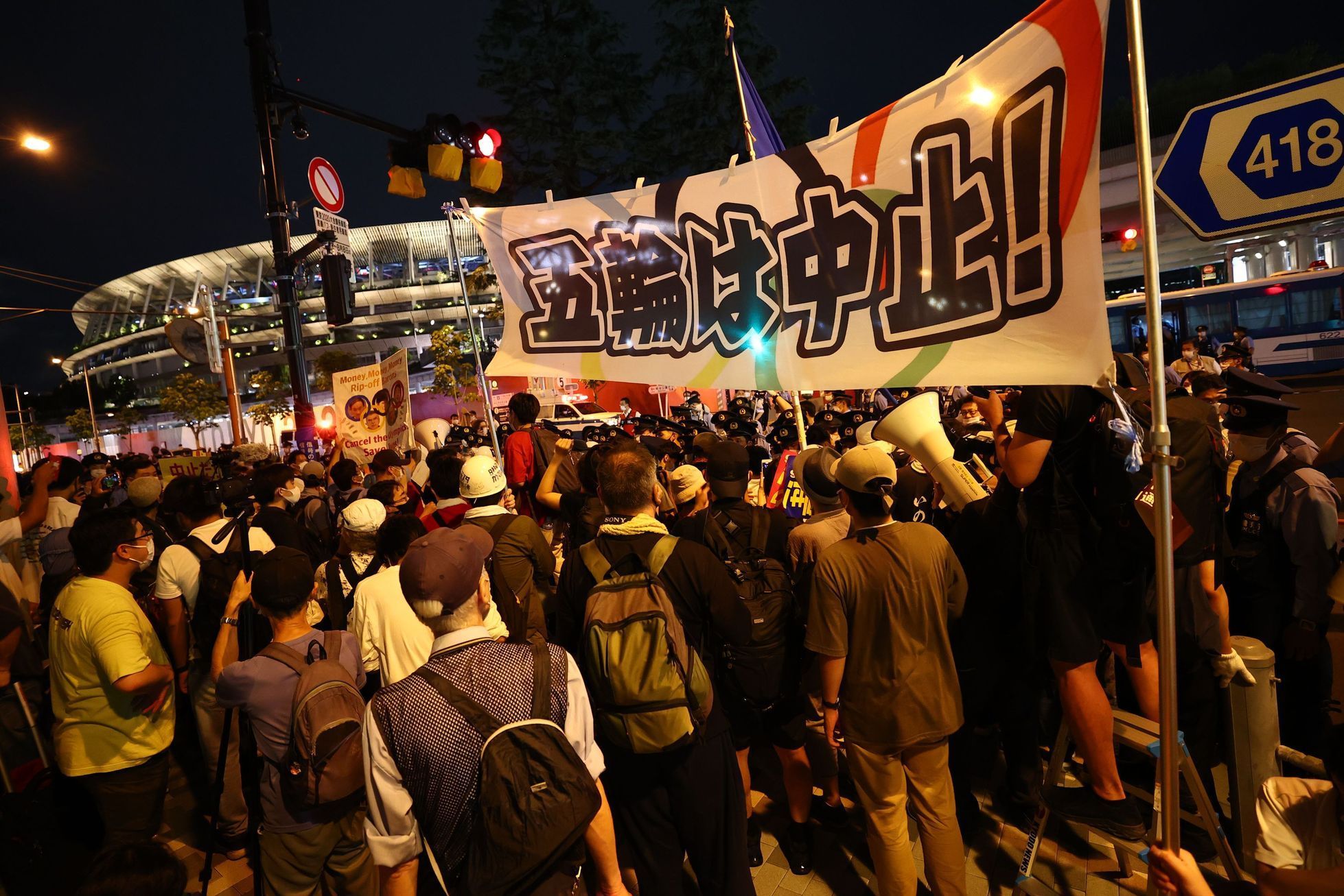 Protesty při slavnostním zahájení před stadionem v Tokiu