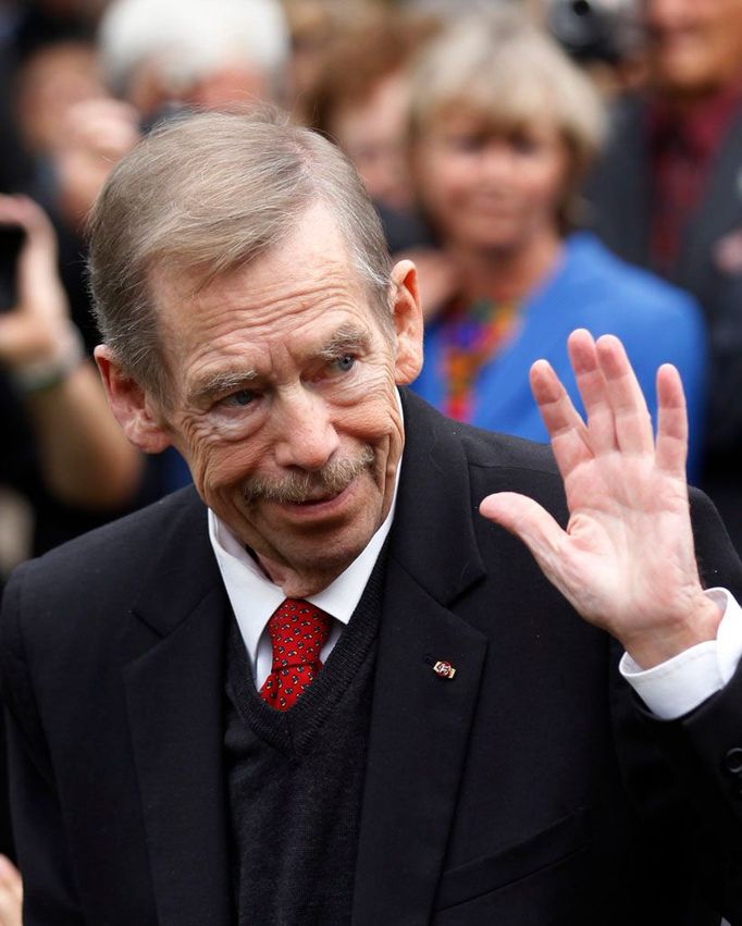 Václav Havel přijíždí do Vrchlického sadů na slavnostní odhalení sochy amerického prezidenta Woodrowa Wilsona. 5. října 2011.