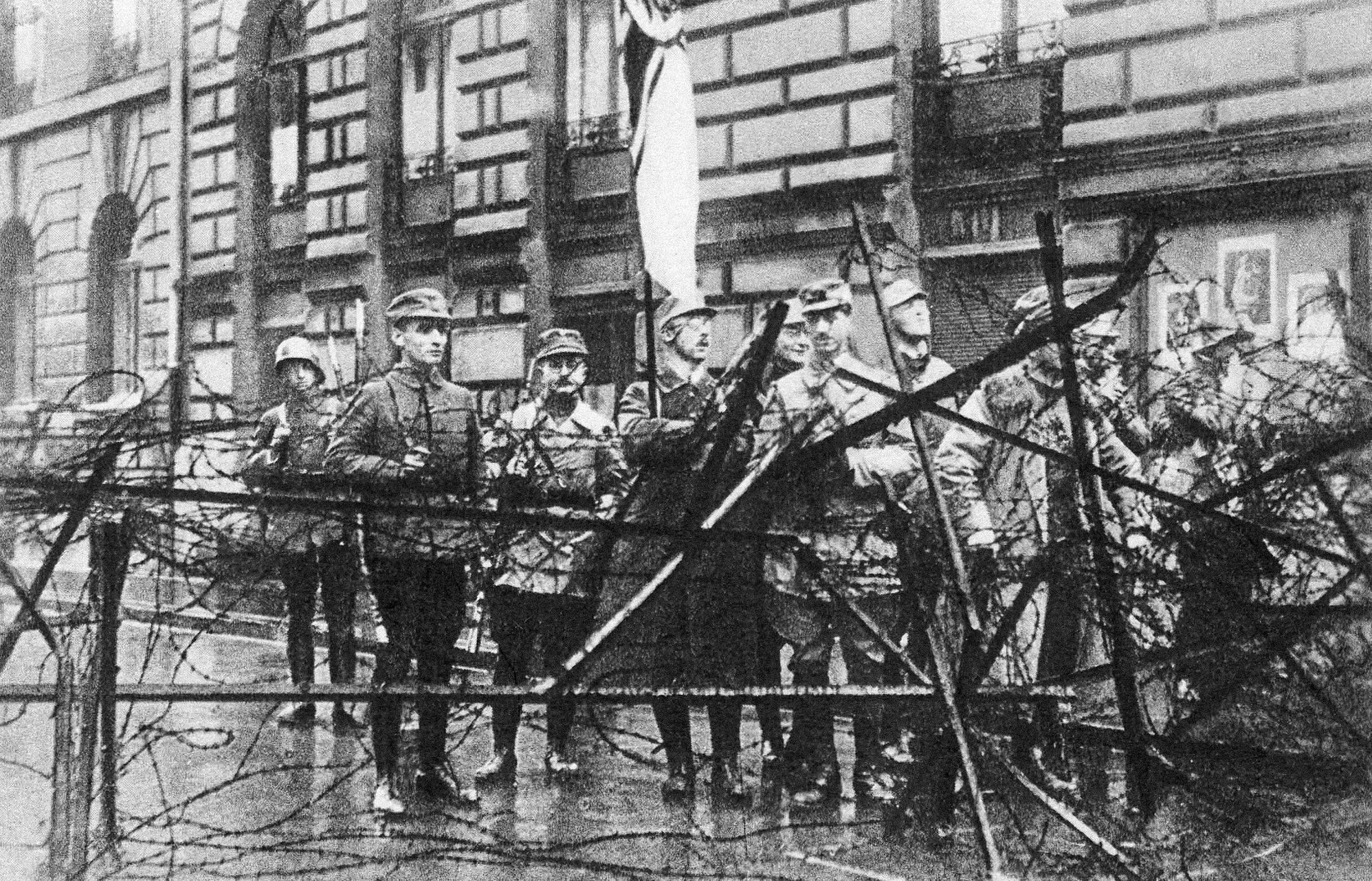 Jednorázové užití / Fotogalerie / 75 let od sebevraždy HH / YAD