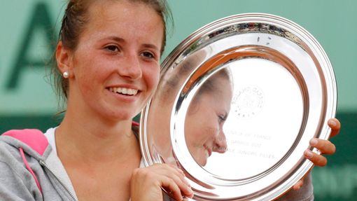 Německá tenistka Annika Becková po vítězství nad Annou Schmiedlovou během finále French Open juniorek.