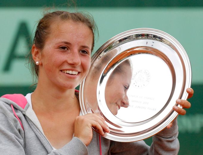 Německá tenistka Annika Becková po vítězství nad Annou Schmiedlovou během finále French Open juniorek.