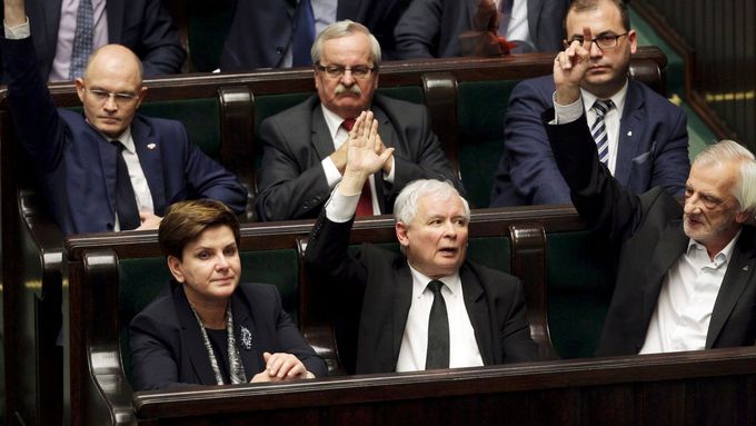Premiérka Beata Szydlová (vlevo) a předseda strany Právo a spravedlnost Jaroslaw Kaczynski (uprostřed) v parlamentu.