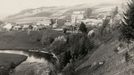 Krajina v okolí Jánských Koupelích oplývala malebností. Na snímku: Kružberk na pohlednici z roku 1937 vydané Gustavem Dusilem v Budišově nad Budišovkou.