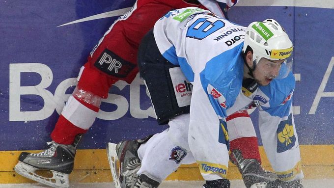 Jan Kovář byl hlavním terčem hokejistů Slavie. Ve vyhroceném utkání inkasoval od soupeřů několik tvrdých hitů.