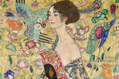 Klimtův obraz Dáma s vějířem zlomil aukční rekord, byl prodán za 85 milionů liber