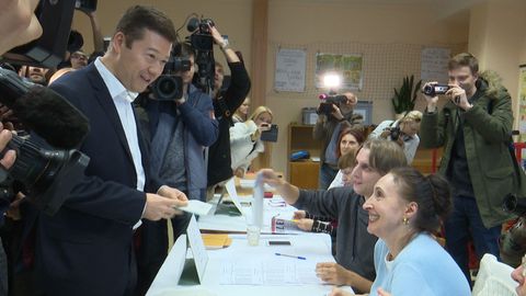 Jak volili čeští politici? Na Okamuru čekala naštvaná volička a Klaus dal hlas synovi