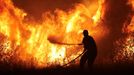 Boj s požárem u města Volos v centrálním Řecku.