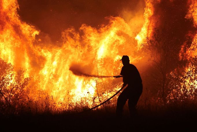 Boj s požárem u města Volos v centrálním Řecku.