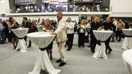 Novináři, kandidáti hnutí ANO 2011 i přátelé Andreje Babiše zde sledují výsledky voleb ve velkém stylu.