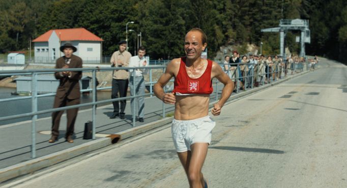 Václav Neužil jako Emil Zátopek.