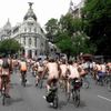 Protest španělských nudistů na kolech: respektuje cyklisty