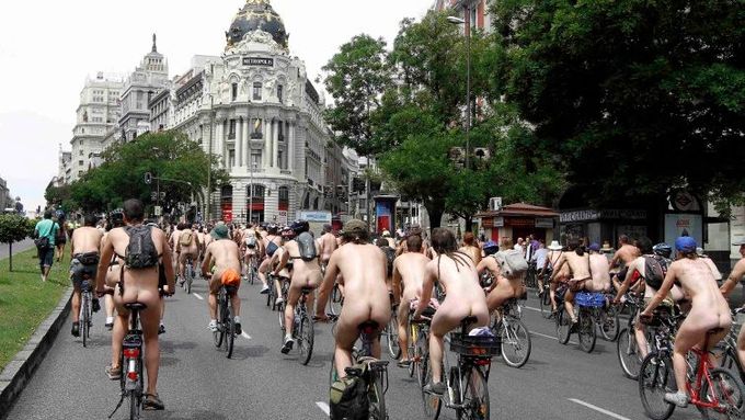 Protest španělských nudistů na kolech, ilustrační foto.