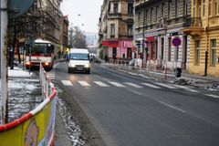 V Praze zemřel chodec po srážce s dodávkou. Policie nehodu vyšetřuje