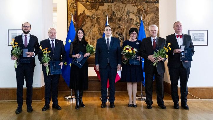 Medaili Za zásluhy o diplomacii obdrželi Kopečný, Pekarová Adamová či Pojar