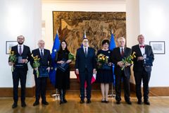 Medaili Za zásluhy o diplomacii obdrželi Kopečný, Pekarová Adamová či Pojar