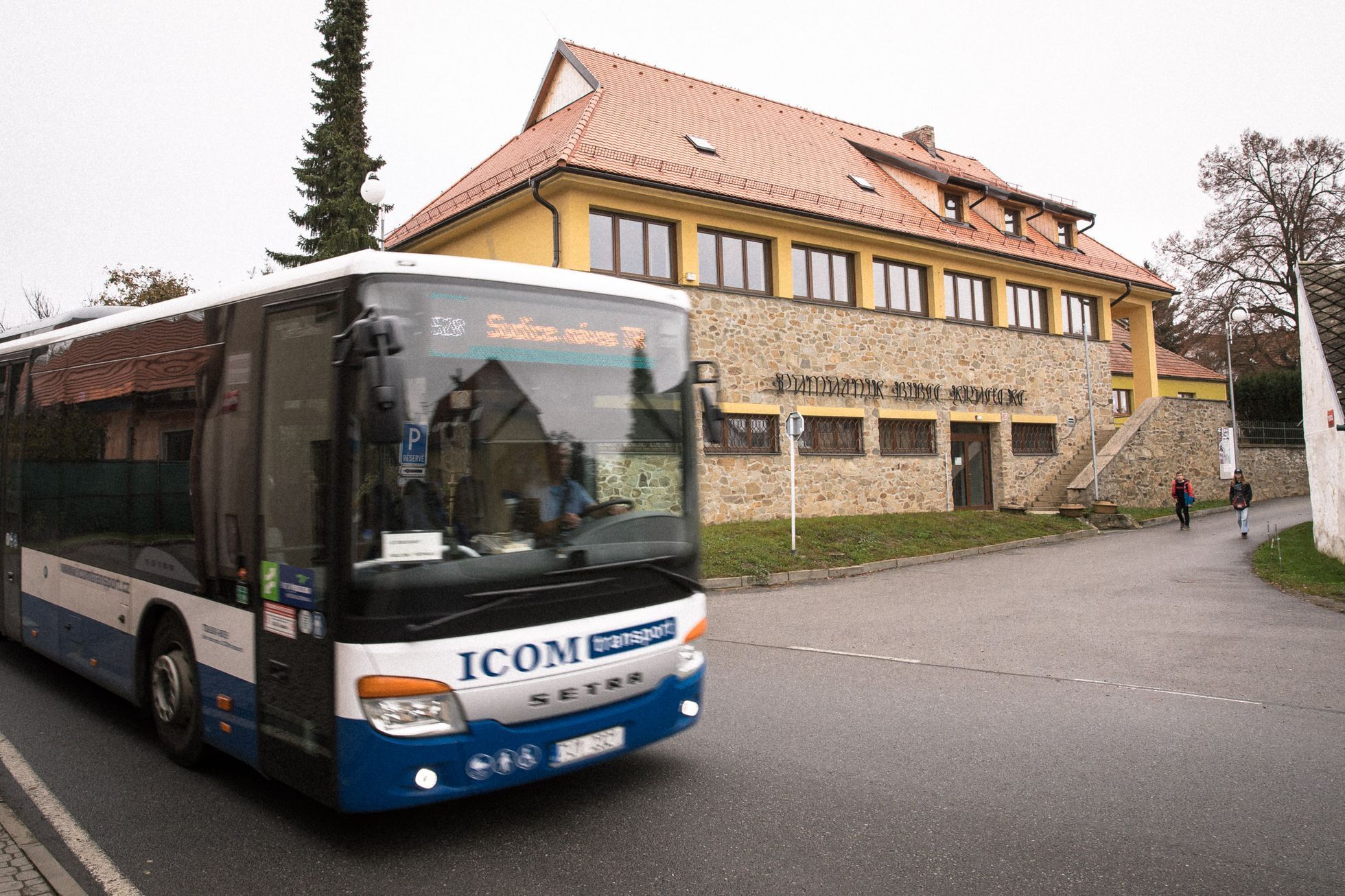 Kralice nad Oslavou, vyznamenaný starosta Emil Dračka (SPOZ), Kralická bible