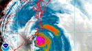 Snímek, který pochází ze satelitu GOES-13, ukazuje, jak se hurikán Irene přibližuje k východnímu pobřeží USA. Snímek, který využívá infračerveného světla a při jeho výpravě byl použit filtr, který dokáže zobrazit i vodní páru, byl pořízen 27. srpna v 7:45 ráno.