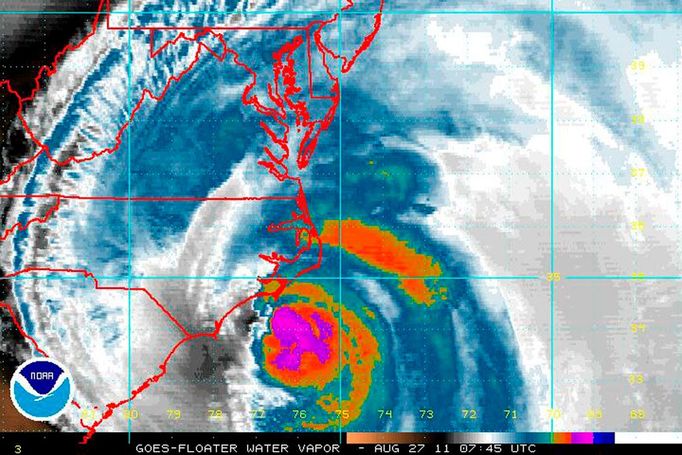 Snímek, který pochází ze satelitu GOES-13, ukazuje, jak se hurikán Irene přibližuje k východnímu pobřeží USA. Snímek, který využívá infračerveného světla a při jeho výpravě byl použit filtr, který dokáže zobrazit i vodní páru, byl pořízen 27. srpna v 7:45 ráno.