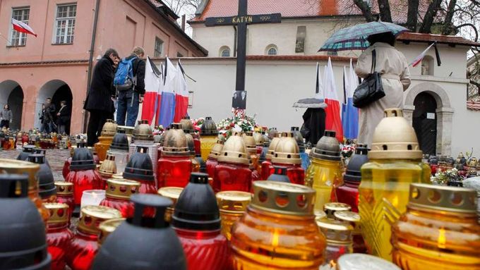 Svíce a květiny v Krakově, kde má být v neděli Lech Kaczyński pohřben.