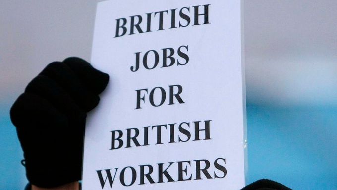 Britové proti zahraničním dělníkům pravidelně protestují. Žádají práci pro Brity.