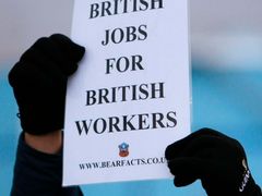 Do Británie míří lékaři z Německa i Česka. Ne všichni jsou ale z příchodu pracovníků z ciziny nadšeni (na snímku demonstrace Britů proti zahraniční pracovní síle).