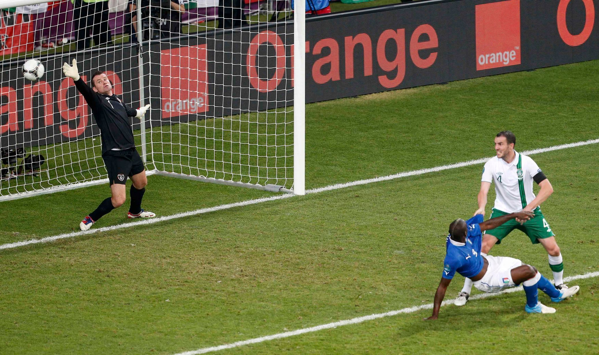 Euro 2012: Mario Balotelli střílí gól v zápase Itálie - Irsko