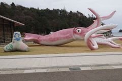 Japonské město za peníze na boj s následky koronaviru postavilo obří sochu olihně