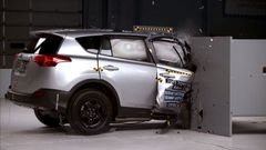 Crash test IIHS Toyota RAV4- náraz do překážky
