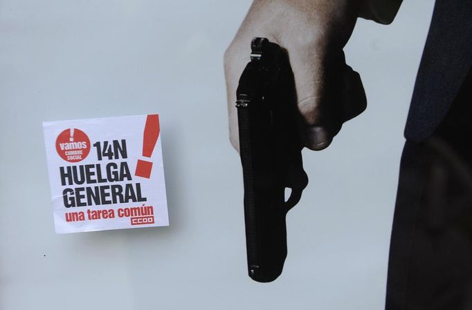 A sticker calling for a general strike sits on an advert of the James Bond's movie "Skyfall" in Oviedo, November 12, 2012. Spain's two largest labour unions had called a general strike for November 14, coinciding with industrial action in Portugal on the same day. The stickers read "14N General Strike. It's a common task". REUTERS/Eloy Alonso (SPAIN - Tags: POLITICS BUSINESS EMPLOYMENT CIVIL UNREST) Published: Lis. 12, 2012, 5 odp.