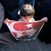 Palestinská dívka drží plakát s portrétem tureckého prezidenta Erdogana během manifestace Hamasu na podporu Erdoganovy vlády po zmařeném pokusu o převrat