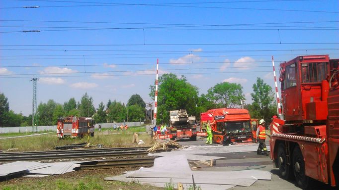 Vyšetřování přimo na místě dnešní tragické nehody skončilo a hasiči začali odklízet přejezd, kde Pendolino do kamionu narazilo.