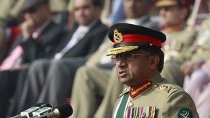 Parvíz Mušaraf ještě jako generál.