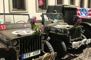Prahou projel americký vojenský konvoj. Připomněl osvobození západních Čech roku 1945