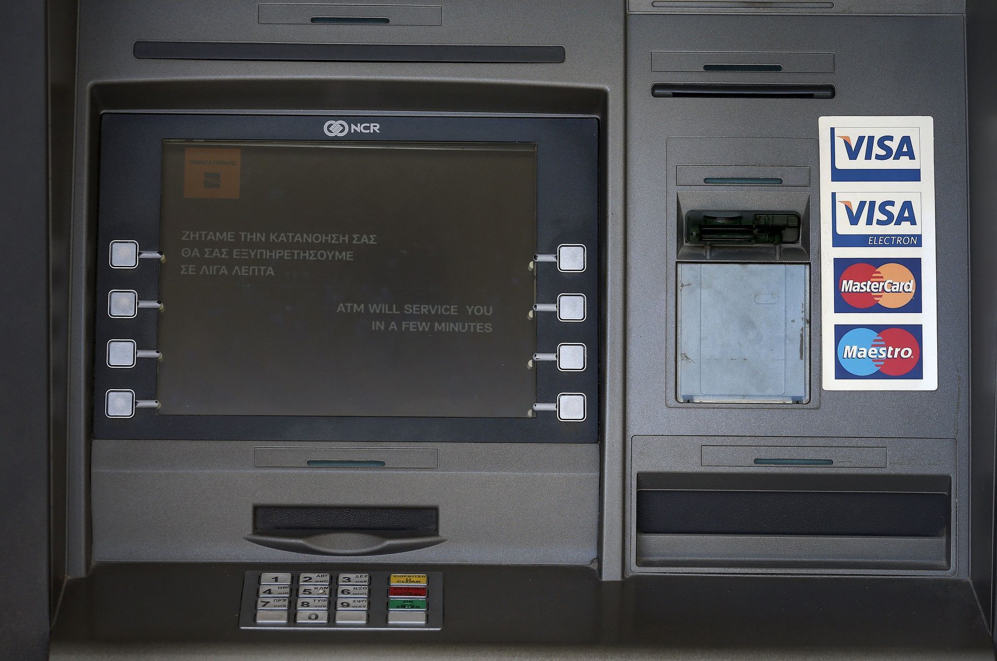 Bankomat oznamující, že nemůe vydat hotovost.