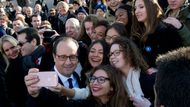 Francois Hollande mačká selfie u Vítězného oblouku na Den příměří.