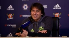 Antonio Conte na tiskové konferenci Chelsea