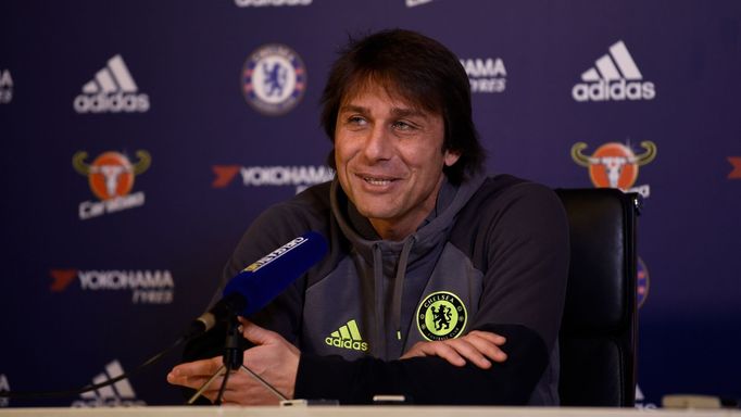 Antonio Conte na tiskové konferenci Chelsea