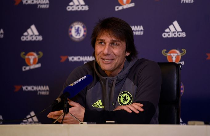 Antonio Conte na tiskové konferenci Chelsea