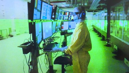 Laserový systém kousek za Prahou má stokrát větší výkon než všechny elektrárny v Česku