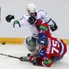 Hokejista Dynama Moskva je držen Vitalijem Karamnovem v utkání KHL 2012/13 proti Lvu Praha.