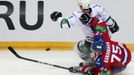 Hokejista Dynama Moskva je držen Vitalijem Karamnovem v utkání KHL 2012/13 proti Lvu Praha.